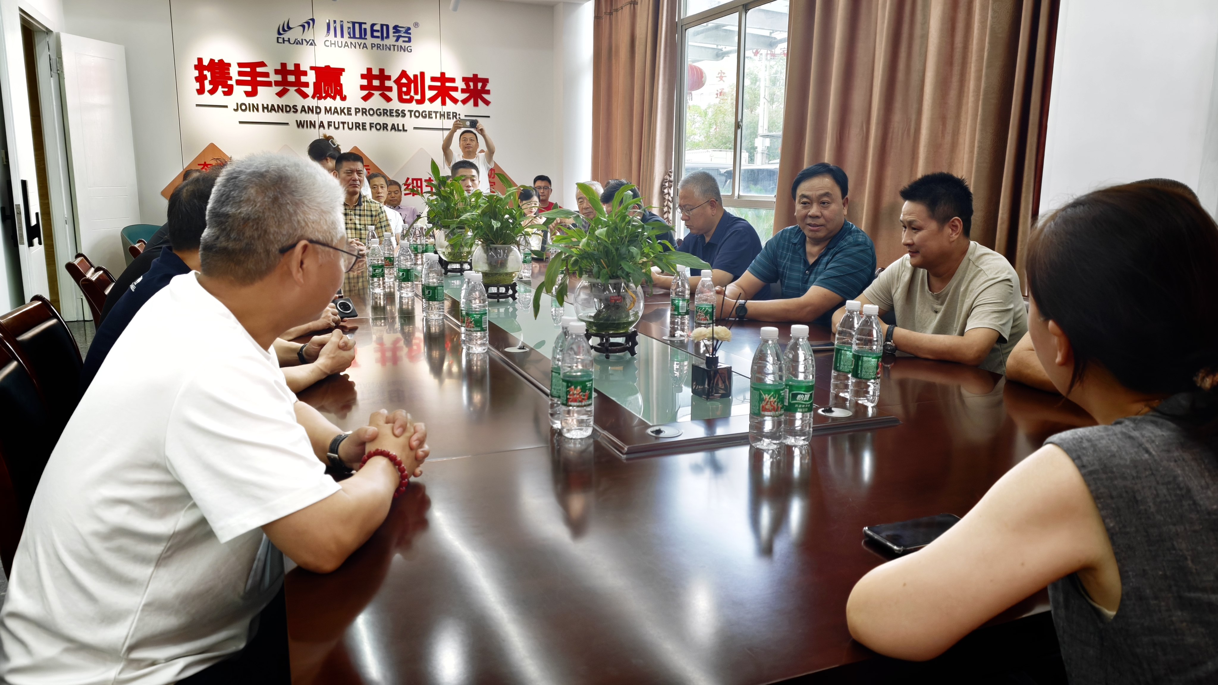 欢迎山东省印刷协会考察团莅临合顺包装川亚印务参观交流，共话印刷行业绿色创新与高质量发展